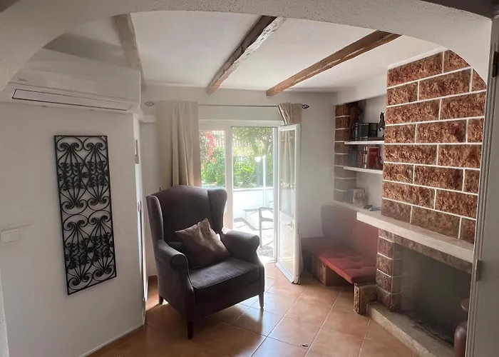 Apartamento Cascais, T2 With Great Garden In Estoril, Livramento *